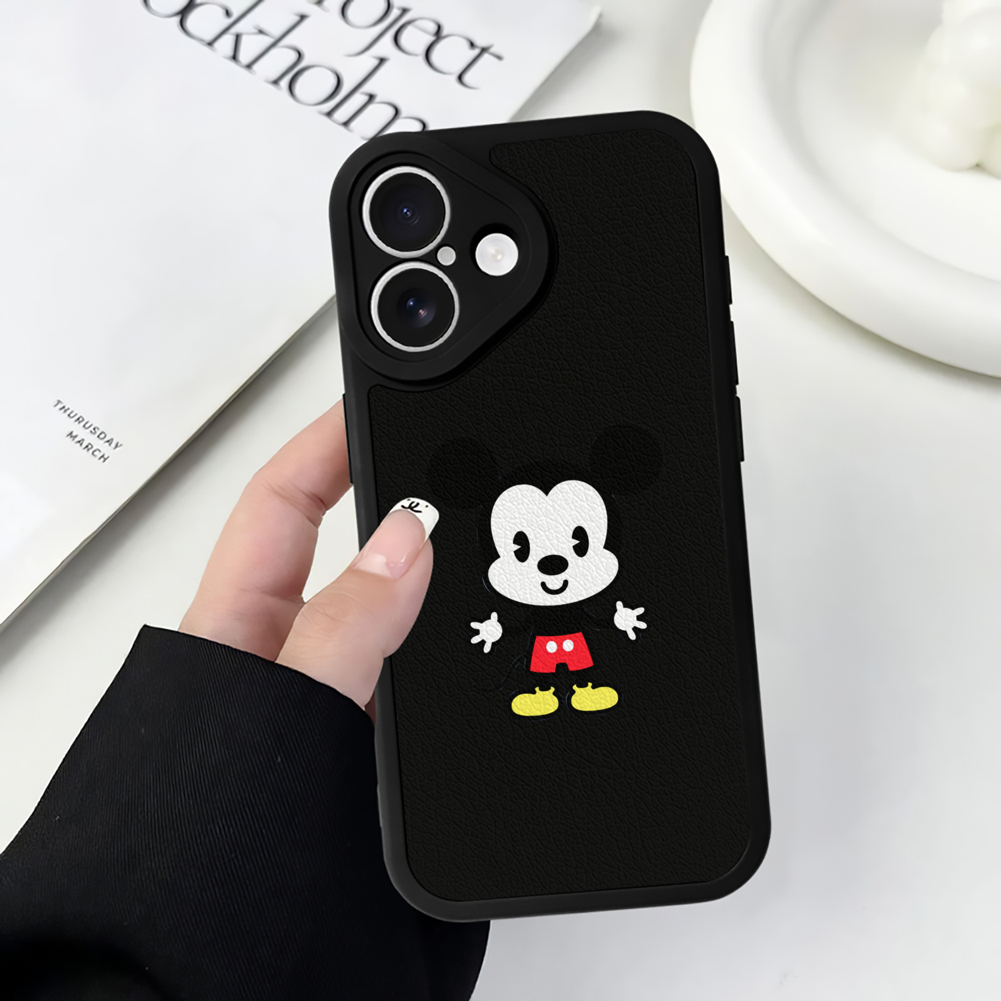 （画像用） ミッキーマウス Mickey Mouse 【iPhone 16シリーズ対応】シリコンスマホケース（レザー調） 材質：シリコン
